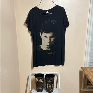 Twilight/New Moon juniors shirt with cups